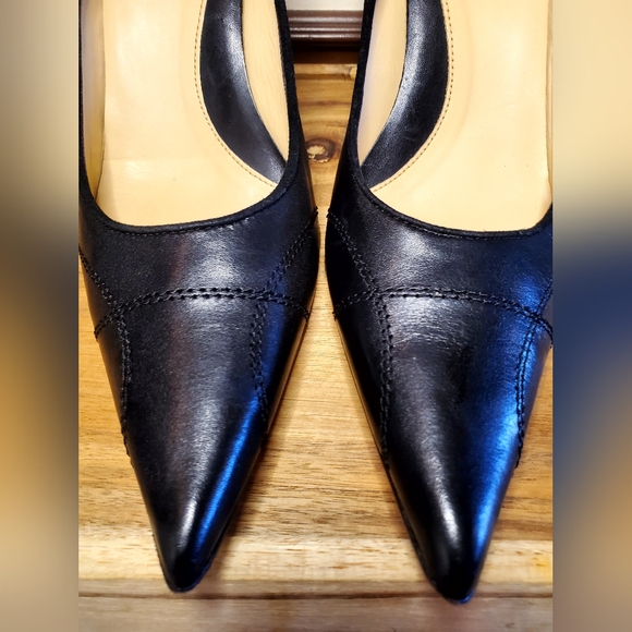 Boutique 9, Kelsey Black Leather Pump with Gold Buckle and Suede accent, Sz 10 - Picture 4 of 13